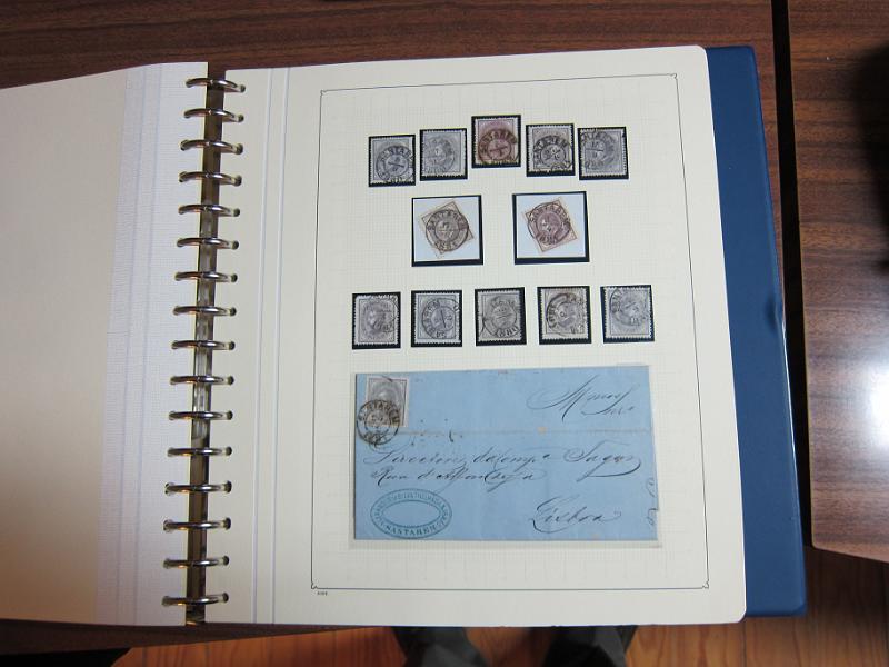 0019 (169).JPG -     Lote:    19      Marcofilia      Lotes Especiais       Descrição:         Portugal. Colecção especializada de carimbos de duplo círculo, tipo 1852, montada em 4 álbuns Lindner, com selos de diversas emissões e cartas, com estudo minucioso de cada marca. Lote a ver.         Lote       Valor Base:     &euro; 2.500,00     Valor Venda:     Retirado     
